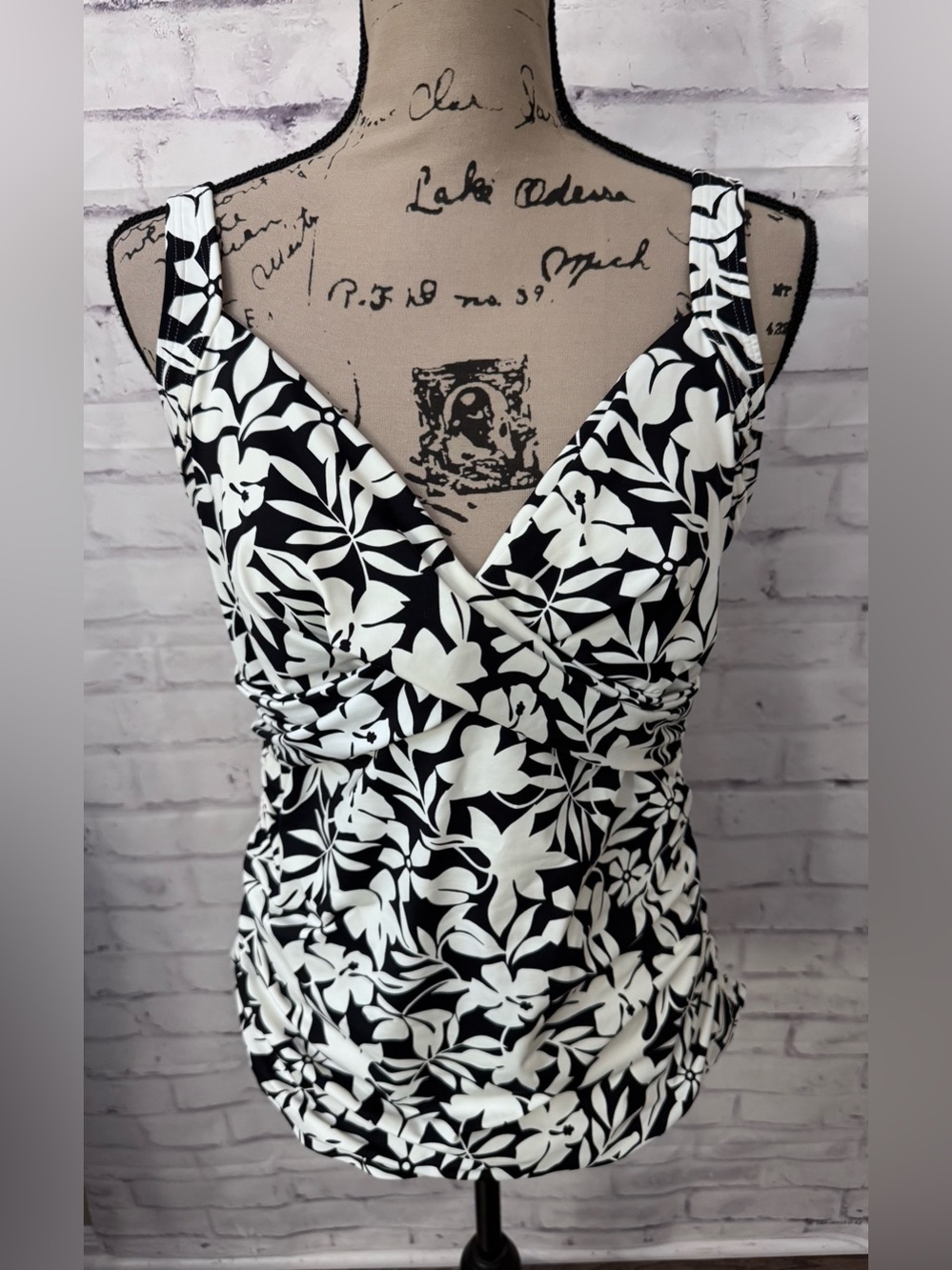 Lands’ End 12 Twist Front Tankini Swimsuit Top Slimming Black White Floral Stain